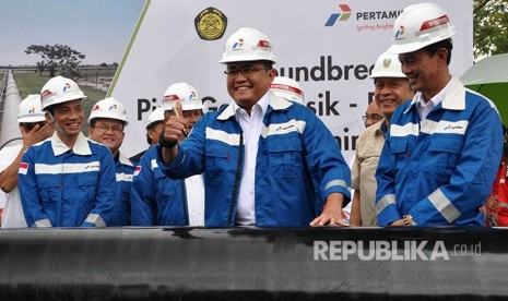  Wakil Menteri Energi dan Sumber Daya Mineral (Wamen ESDM) Arcandra Tahar meresmikan proyek pemancangan atau groundbreaking pembangunan pipa gas Grissik disaksikan Gubernur Sumatera Selatan (Sumsel) Alex Noerdin, di komplek PT Pusri ,Selasa (29/8).