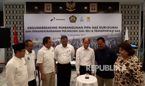 Deputy Minister of Energy and Mineral Resources Arcandra Tahar inaugurates the groundbreaking marking the start of construction of a 64 kilometre gas pipe project between Duri and Dumai in Riau, at ESDM office on Monday (November 13).