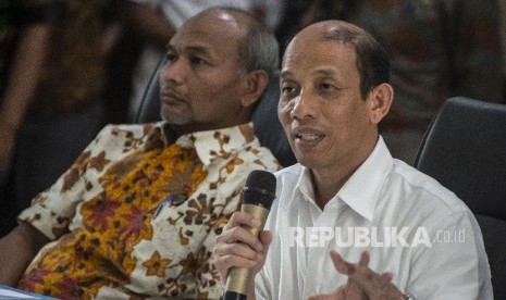 Wakil Menteri ESDM Arcandra Tahar (kanan)