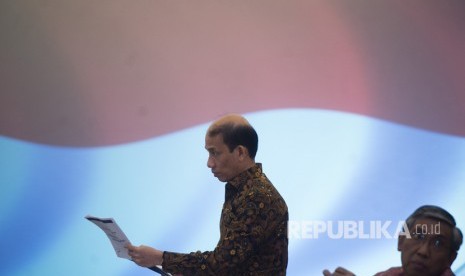 Wakil Menteri ESDM Arcandra Tahar (kiri) dan Wakil Menteri Keuangan Mardiasmo (kanan) bersiap mengikuti rapat koordinasi tentang penetapan sasaran bantuan sosial dan subsidi energi di Kemenko Pembangunan Manusia dan Kebudayaan (PMK), Jakarta, Selasa (25/7). 