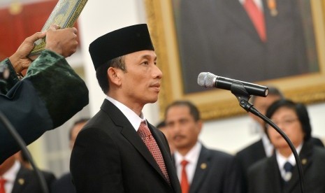 Wakil Menteri ESDM Arcandra Tahar mengucapkan sumpah jabatan saat upacara pelantikan yang dipimpin Presiden Joko Widodo di Istana Negara, Jakarta, Jumat (14/10). 