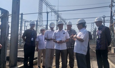 Wakil Menteri ESDM Arcandra Tahar mengunjungi PLN P2B Gandul, Cinere, Jakarta Selatan, Kamis (23/5). 