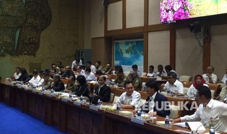 Wakil Menteri ESDM, Arcandra Tahar, Menteri KHLK, Siti Nurbaya dan Jajaran Direksi Pertamina memberikan penjelasan dan pertanggung jawaban atas kasus tumpahan minyak di Balikapapn di depan Komisi VII DPR RI, Senin (16/4).