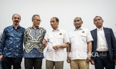 Wakil Menteri ESDM Arcandra Tahar (tengah) didampingi Plt Dirjen Migas Djoko Siswanto (kedua kanan) berbincang dengan perwakilan konsorsium pemenang Lelang WK Migas Konvensional Tahap II Tahun 2019 di Kantor Kementerian ESDM, Jakarta, Senin (26/8).