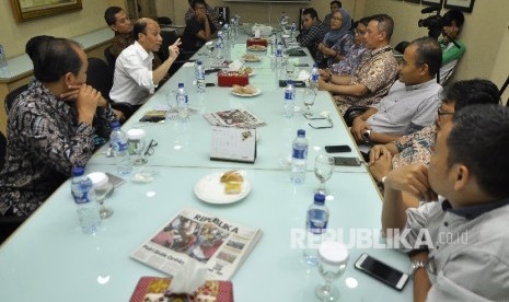 Ilustrasi sebuah rapat di kantor. Rapat di ruangan tertutup ber-AC memiliki risiko tinggi penularan Covid-19. (ilustrasi)