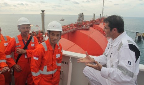 Wakil Menteri ESDM Archandra Tahar (kedua kiri) berbincang bersama Terminal Manager FSRU Nusantara Regas Ivica Asanovic (kanan) saat mengunjungi sarana fasilitas Liquid Natural Gas (LNG) milik PT Nusantara Regas yaitu Floating Storage Regasification Unit (FSRU) di Teluk Jakarta, Kamis (19/10). 