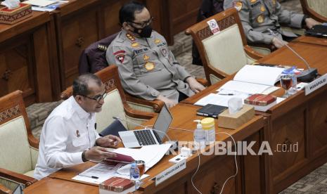 Wakapolri Ungkap di Kepolisian Ada Tes Wawasan Kebangsaan. Foto: Wakil Menteri Hukum dan HAM Edward Omar Sharif Hiariej (kiri) dan Wakapolri Komjen Pol Gatot Eddy Pramono (kanan) mengikuti rapat kerja dengan Komisi III DPR di Kompleks Parlemen, Senayan, Jakarta, Senin (7/6/2021). Rapat tersebut membahas Rencana Kerja Pemerintah Kementerian/Lembaga (RKP K/L) dan Rencana Kerja dan Anggaran Kementerian/Lembaga (RKA K/L) Tahun Anggaran 2022. 