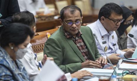 Wakil Menteri Hukum dan HAM Edward Omar Sharif Hiariej (tengah) 