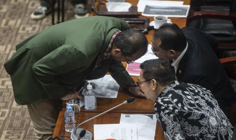 Wakil Menteri Hukum dan HAM Edward Omar Sharif Hiariej (kiri) berbincang dengan Wakil Ketua Komisi III DPR Adies Kadir (kanan) dan Pangeran Khairul Saleh (kedua kanan) usai menyerahkan naskah RUU KUHP dan RUU tentang Permasyarakatan yang telah disempurnakan saat rapat kerja bersama Komisi III DPR di Kompleks Parlemen, Senayan, Jakarta, Rabu (6/7/2022). Komisi III dan Pemerintah dalam rapat kerja tersebut bersepakat untuk menyelesaikan Rancangan Undangan-Undangan (RUU) tentang Kitab Undang Hukum Pidana (KUHP) khususnya terkait dengan 14 isu krusial RUU KUHP sebelum diserahkan ke pembicaraan tingkat selanjutnya sesuai dengan mekanisme kententuan perundang-undangan. 