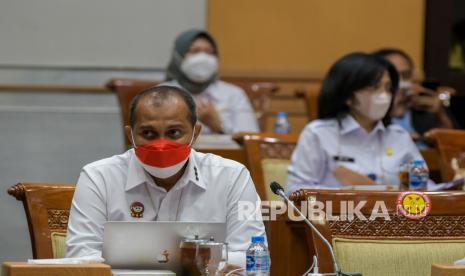 Wakil Menteri Hukum dan HAM (Wamenkumham) Edward Omar Sharif Hiariej (kiri) menjamin RKUHP disahkan pada Juni mendatang.