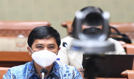 Wakil Menteri Kesehatan Dante Saksono Harbuwono. Menurut Wamenkes, ada 40,2 juta dosis vaksin Covid-19 yang sudah kedaluwarsa. Vaksin tersebut akan dimusnahkan.