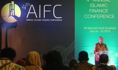 Wakil Menteri Keuangan Mardiasmo (kanan) menyampaikan materi saat menjadi pembicara dalam Konferensi Tahunan Keuangan Syariah yang ke-4 (4th Annual Islamic Finance Conference) di Surabaya, Jawa Timur, Rabu (24/7/2019).