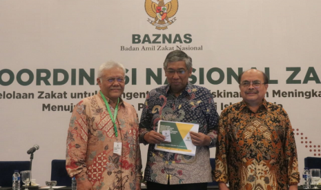 Wakil Menteri Keuangan Prof. Mardiasmo bersama Ketua dan Wakil Ketua Baznas Prof. Bambang Sudibyo dan Dr. Zainulbahar Noor di Rakornas Zakat 2019, Hotel Sunan Surakarta, Selasa (5/3). 