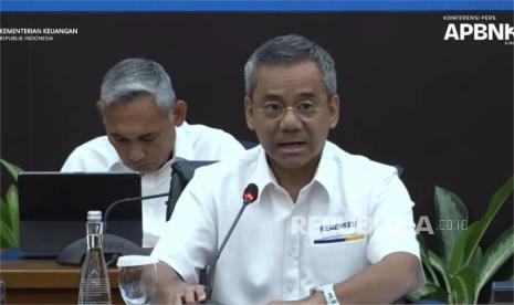 Wakil Menteri Keuangan Suahasil Nazara dalam Konferensi Pers APBN 2024 di Jakarta, Senin (6/1/2025).