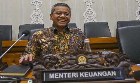 Wakil Menteri Keuangan Suahasil Nazara mengikuti rapat pleno dengan Badan Legislasi DPR di Kompleks Parlemen, Senayan, Jakarta, Kamis (18/8/2022). Suahasil Nazara meminta PT Perusahaan Listrik Negara (PLN) terus melakukan transformasi dalam menghadapi risiko ketidakpastian global. 