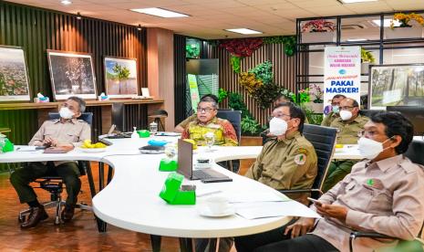 Wakil Menteri LHK, Alue Dohong dan Kepala Badan Restorasi Gambut dan Mangrove (BRGM), Hartono, Plt Dirjen Pengendalian Daerah Aliran Sungai dan Rehabilitasi Hutan (PDASRH) KLHK, Helmi Basalamah, Deputi Perencanaan dan Evaluasi BRGM, Satyawan Pudyatmoko, dan Direktur Perencanaan dan Evaluasi Pengendalian Daerah Aliran Sungai Ditjen PDASRH KLHK, Saparis Soedarjanto, memberikan keterangan pers secara daring terkait upaya pemerintah dalam melakukan rehabilitasi mangrove.