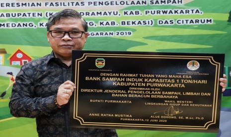 Wakil Menteri Lingkungan Hidup dan Kehutanan (LHK), Alue Dohong, meresmikan dan melakukan serah terima fasilitas pengolahan sampah secara virtual kepada Pemerintah Daerah (Pemda) Kabupaten Purwakarta pada Jumat (12/6)