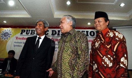 Wakil Menteri Luar Negeri AM Fachir (kiri), Ketua Umum Din Syamsuddin (tengah), Wakil Ketua MPR Hidayat Nur Wahid (kanan) berbincang saat diskusi publik di PP Muhammadiyah, Jakarta, Senin (26/1). (Republika/ Tahta Aidilla)