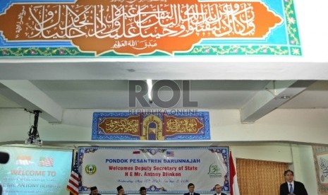 Wakil Menteri Luar Negeri Amerika Serikat Antony J Blinken (kanan) memberikan sambutan saat mengunjungi pondok Pesantren Darunnajah, Ulujami, Jakarta, Rabu (20/5).