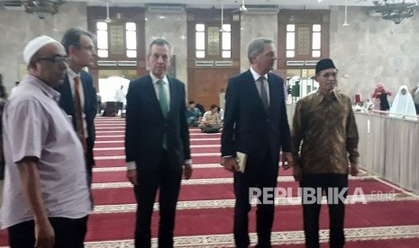 Wakil Menteri Luar Negeri Belanda, Andre Haspels (tengah) dan Dubes Belanda untuk Indonesia Rob Swartbol (paling kiri) saat bersilaturrahim ke Masjid Sunda Kelapa, Jakarta Pusat, Senin (27/11) sore. 