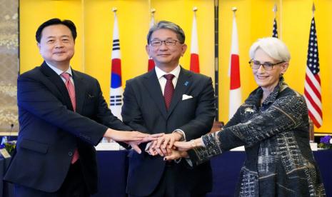 Wakil Menteri Luar Negeri Jepang Takeo Mori, tengah, Wakil Menteri Luar Negeri AS Wendy Sherman, kanan, dan Wakil Menteri Luar Negeri Pertama Korea Selatan Cho Hyungdong, kiri, berpose untuk fotografer sebelum pertemuan trilateral mereka Rabu, 26 Oktober 2022, di Iikura wisma di Tokyo.