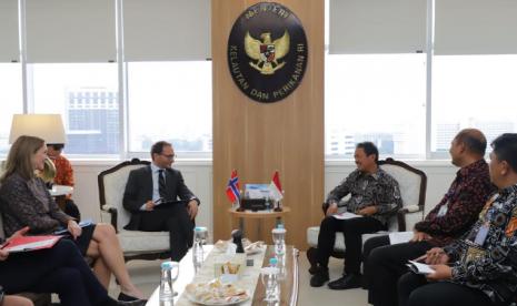 Wakil Menteri Luar Negeri Norwegia (State Secretary/Deputy Foreign Minister) H.E Henrik Thune menghadiri serangkaian pertemuan bilateral dengan Menteri dan Wakil Menteri serta beberapa pejabat kementerian RI, diantaranya Menteri Kelautan dan Perikanan Sakti Wahyu Trenggono.