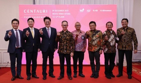 Wakil Menteri Luar Negeri RI Mahendra Siregar, Duta Besar Korea Selatan untuk Indonesia Jeon Joyoung, Komisaris Telkom Marcelino Pandin, Direktur Utama Telkom Ririek Adriansyah, Direktur Strategic Portfolio Telkom Achmad Sugiarto, Direktur Keuangan Telkom Harry M. Zen, CEO KB Investment Kim Jong Pil, CSO KB Financial Group Lee Chang Kwon, Managing Director South East Asia KB Investment Eric Yoo, Portfolio Director MDI Sandhy Widyasthana dan Director MDI PT Ltd. Kenneth Li.