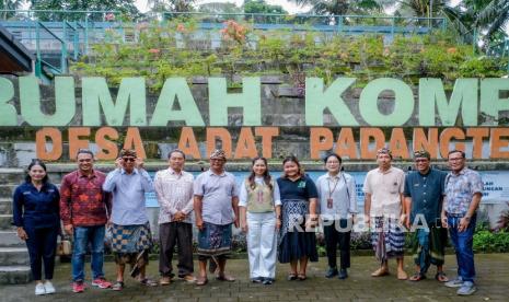 Wakil Menteri Pariwisata Ni Luh Puspa (tengah) meninjau Rumah Kompos Desa Adat Padangtegal, di Kabupaten Gianyar, Bali.