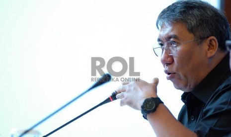 Wakil Menteri Perdagangan Bayu Krisnamurthi (kiri) didampingi Staf ahli bidang Kebijakan Perdagangan Luar Negeri Arlinda saat memberikan paparan, di Jakarta, Rabu (12/2).