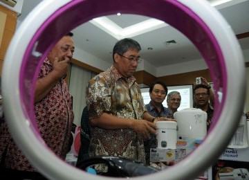 Wakil Menteri Perdagangan Bayu Krisnamurti melihat alat-alat elektronik saat pengumuman hasil pengawasan barang beredar dan jasa di Kantor Kemendag, Jakarta, Selasa (28/2). (Republika/Wihdan Hidayat)