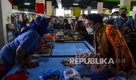 Wakil Menteri Perdagangan Jerry Sambuaga (kanan) berdialog dengan pedagang di Pasar Rakyat Pancasila, Kota Tasikmalaya. Wakil Menteri Perdagangan Jerry Sambuaga menyatakan implementasi Permendag No 6/2022 mengenai harga eceran tertinggi untuk tiga jenis minyak goreng hanya akan terlaksana dengan baik jika didukung oleh semua pihak.