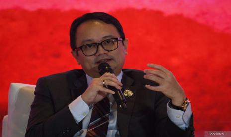 Wakil Menteri Perdagangan RI Jerry Sambuaga berbicara dalam diskusi panel kelima pada hari kedua ASEAN Investment Forum di Hotel Sultan, Senayan, Jakarta, Ahad (3/9/2023). 