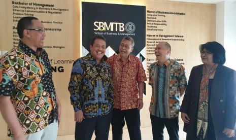 Wakil Menteri Pertahanan (Wamenhan) RI Wahyu Sakti Trenggono (kedua kiri) berbincang dengan pimpinan School of Business and Management (SBM) ITB di Kampus SBM ITB, Jl Ganesha, Kota Bandung, Selasa (19/11).   