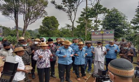 Wakil Menteri Pertanian (Wamentan) RI, Harvick Hasnul Qolbi di Kebun Kopi Bukit Jangihe Desa Guranteng, Kecamatan Pagerageung, Kabupaten Tasikmalaya pada Kamis (6/1/2022).