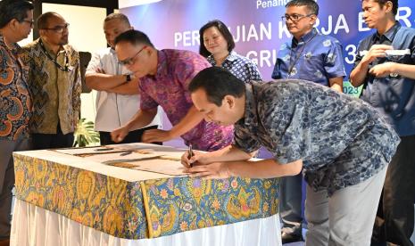 Wakil Menteri Tenaga Kerja Afriansyah Noor mengapresiasi Penandatanganan Perjanjian Kerja Bersama (PKB) Danone-AQUA dengan Serikat Pekerja AQUA Group. PKB untuk periode 2023 -2025 yang ditandatangani pada Senin (14/8) tersebut untuk mewujudkan kolaborasi dan keberlangsungan iklim investasi yang sehat. 