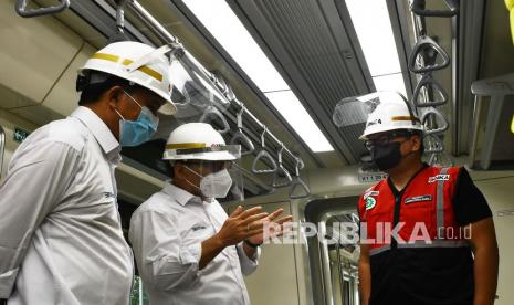 Wakil Menteri (Wamen) II Kementerian BUMN Kartika Wirjoatmodjo (kanan) berbincang dengan Dirut PT INKA (Persero) Budi Noviantoro (tengah) di dalam LRT Jabodebek produksi PT INKA di Madiun, Jawa Timur, Ahad (27/3/2022). Dalam kunjungan kerjanya Wamen Kartika Wirjoatodjo meninjau pabrik kereta dan menyaksikan penandatanganan nota kesepahaman PT INKA dengan PT Taman Wisata Candi Borobudur, Prambanan dan Watu Boko (PT TWC) terkait kerja sama pengembangan moda transportasi pariwisata berbasis listrik dalam rangka mendukung gelaran KTT G20 2022 di Indonesia. 