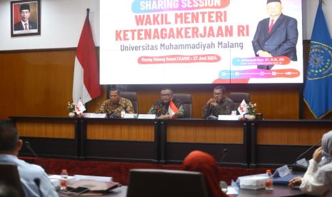 Wakil Menteri (Wamen) Ketenagakerjaan Republik Indonesia Afriansyah Noor pada kunjungan dan sharing session bersama di Ruang Sidang Senat (RSS) Kampus Putih Universitas Muhammadiyah Malang (UMM), Kamis (27/6/2024).