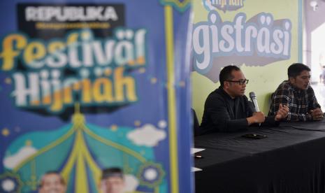 Wakil Pemimpin Redaksi Republika Nur Hasan Murtiaji (kiri) didampingi Kepala Perwakilan Republika Jawa Barat Sandy Ferdiana (kanan) menyampaikan keterangan pers terkait gelaran Republika Festival Hijriah di Gedung Bale Asri Pusdai, Bandung, Jawa Barat, Kamis (27/7/2023).