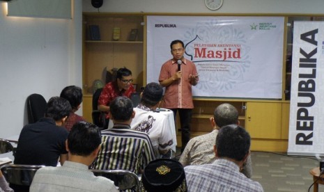 Wakil Pemimpin Redaksi Republika Nur Hasan Murtiaji memberi sambutan dalam pelatihan akuntansi kepada pengurus-pengurus masjid, di kantor harian Republika, Sabtu (21/1)