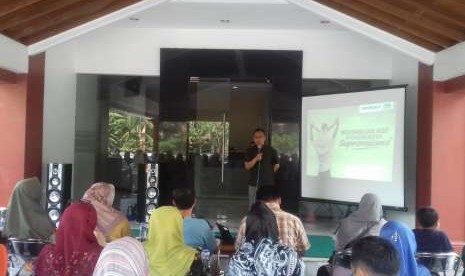 Wakil Pemimpin Redaksi Republika Nur Hasan Murtiaji membuka Kegiatan Fun Science Matematika dan IPA, diselenggarakan oleh Republika dan Klinik Pendidikan MIPA (KPM) di Gedung Harian Republika, Sabtu (25/8).