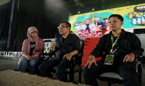 Wakil Pemimpin Redaksi Republika Nur Hasan Murtiaji (tengah) bersama Ketua Pelaksana Republika Festival Hijriah Bayu Hermawan (kanan) menyampaikan keterangan pers sebelum gelaran Republika Festival Hijriah di Jatim Expo, Surabaya, Jawa Timur (10/8/2023).