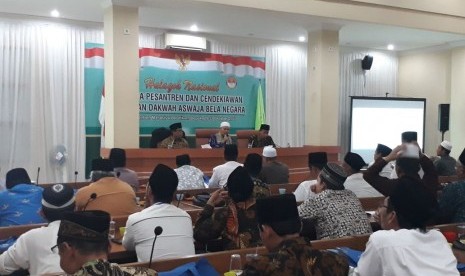 Wakil Pengasuh Pondok Pesantren Salafiyah Syafiiyah, Sukorejo, Situbondo, Jawa Timur, KH Afifuddin Muhajir (Tengah) saat menjadi pembicara dalam dalam Halaqah Nasional Ulama Pesantren Dan Cendekiawan Gerakan Dakwah Aswaja Bela Negara di Ponpes Al Hikam, Beji, Depok, Senin (30/10) malam. 