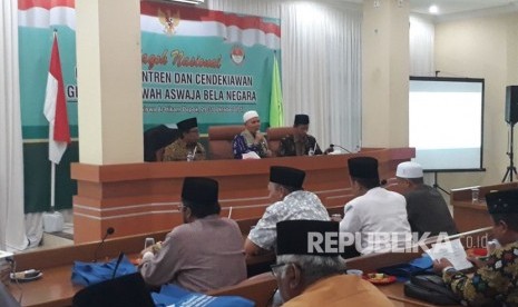 Wakil Pengasuh Pondok Pesantren Salafiyah Syafiiyah, Sukorejo, Situbondo, Jawa Timur, KH Afifuddin Muhajir (Tengah) saat menjadi pembicara dalam dalam Halaqah Nasional Ulama Pesantren (Ilustrasi)