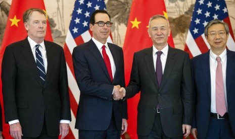 Wakil Perdana Menteri Cina Liu He berjabat tangan dengan Menteri Keuangan AS Steven Mnuchin usai pertemuan di Beihing pada 29 Maret 2019. Amerika Serikat dan Cina sepakat akan mendirikan kantor penegakan hukum yang akan menangani masalah perdagangan.