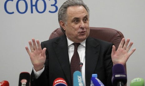 Wakil Perdana Menteri Rusia Vitaly Mutko menghadiri konferensi pers setelah pertemuan Komite Eksekutif Federasi Sepak Bola Rusia (RFS) di Moskow, Rusia, Senin (25/12). Mutko menghentikan kegiatannya sebagai ketua Federasi Sepak Bola Rusia (RFS) selama enam bulan. 