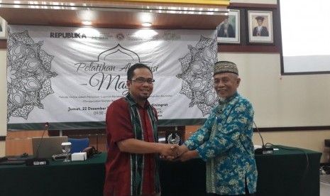 Wakil Pimlinan Redaksi Republika Nur Hasan Murtiaji memberikan sambutan dalam pelatihan akuntansi bagi para pengurus masjid di Jawa Timur. Kegiatan ini digelar di Gedung Fakultas Ekonomi dan Bisnis Unair pada Jumat (22/12).