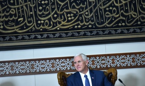 Wakil Presiden Amerika Serikat Michael R Pence melakukan pertemuan dengan tokoh lintas agama ketika mengunjungi Masjid Istiqlal di Jakarta, Kamis (20/4). 