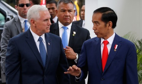 Wakil Presiden Amerika Serikat, Mike Pence (kiri), berbincang dengan Presiden Joko Widodo di Istana Kepresidenan, Jakarta. 