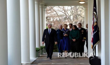 Staf, karyawan Secret Service, hingga asisten pribadi Ivanka Trump, positif Covid-19 (Foto: Wakil Presiden Amerika Serikat Mike Pence (kiri), bersama anggota Gugus Tugas Coronavirus, berjalan ke konferensi pers tentang pandemi virus corona dan COVID-19, di Rose Garden di Gedung Putih, di Washington, DC, AS)