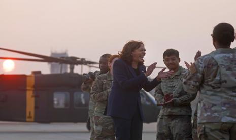 Wakil Presiden AS Kamala Harris, tengah, bertemu tentara sebelum keberangkatannya dari zona demiliterisasi (DMZ) yang memisahkan kedua Korea, di Panmunjom, Korea Selatan Kamis, 29 September 2022.